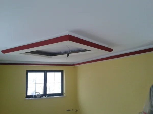 Abgesetzte Decke mit farbigem Akzent in einem bestehenden Projekt